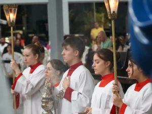 Missa em ação de graças pelos 18 anos do Colégio Regina Coeli reúne comunidade escolar, religiosas e famílias