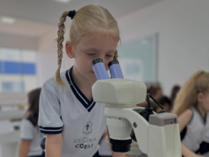 1° ano participa de aula dinâmica no Laboratório de Ciências