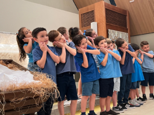 Cantata de Natal encanta familiares e comunidade escolar do Regina Coeli