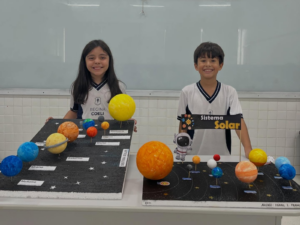 Estudantes do Colégio Regina Coeli exploram DNA e RNA em aula prática e interativa